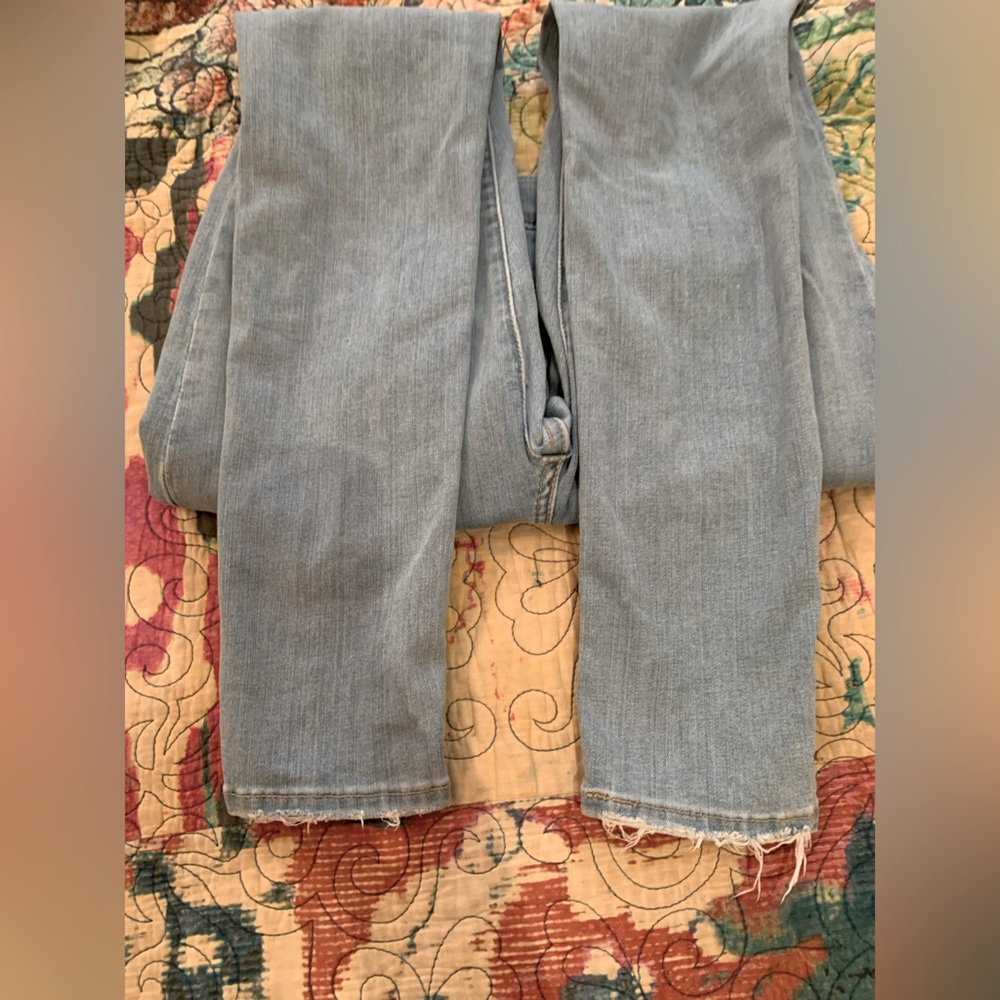 🩷LEVI’S🩷710 SUPER SKINNY LIGHT WASH DENIM. FACTORY DISTRESSED. - Picture 7 of 7